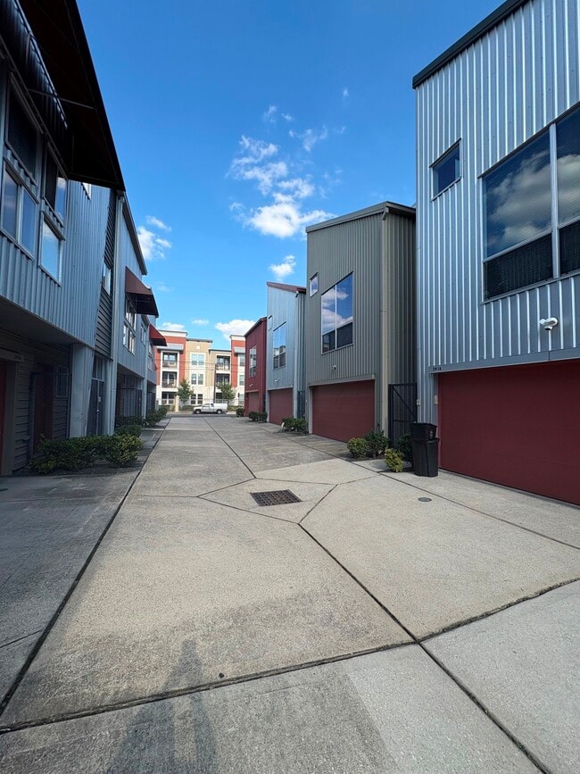 Photo - 2918 Commerce St