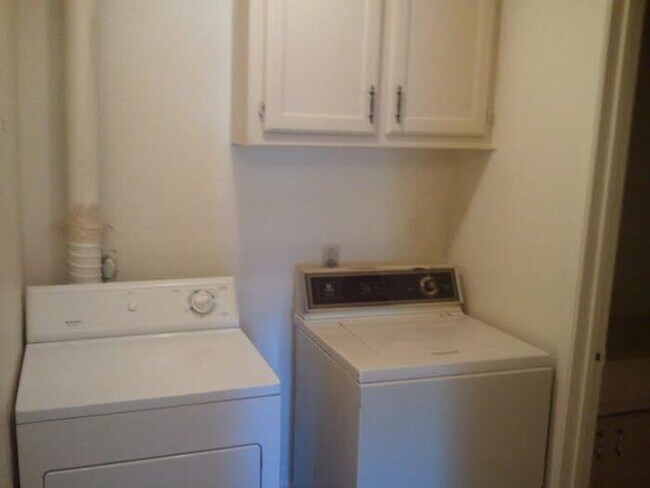 Pet Friendly 2 Bed, 2 Bath Brick Duplex : Easy to Qualify, Quiet Cul-de-Sac Location