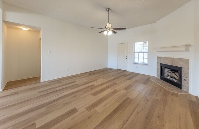 Photo - 3 Bed 2 Bath Move In Ready!