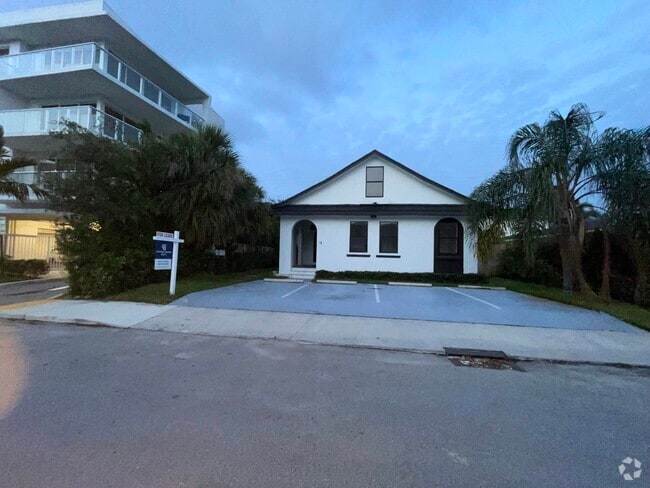 Building Photo - 18 S Palmway Rental