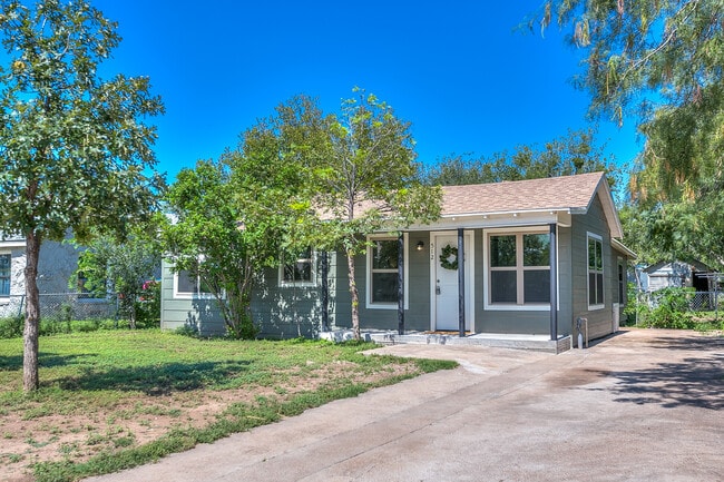 Photo - 512 E 18th St