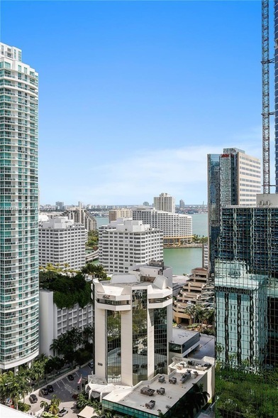 1050 Brickell Ave Condo | FIU Off-Campus Housing Website | Off-Campus ...