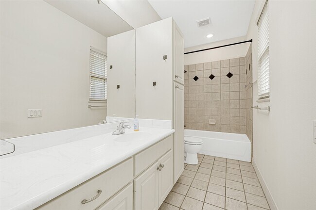 Photo - 2414 Calumet St Unit B