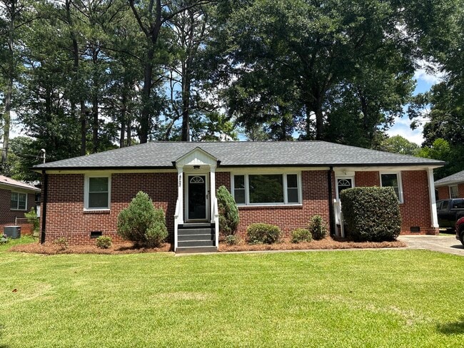 Building Photo - 864 Shadowridge Dr SE