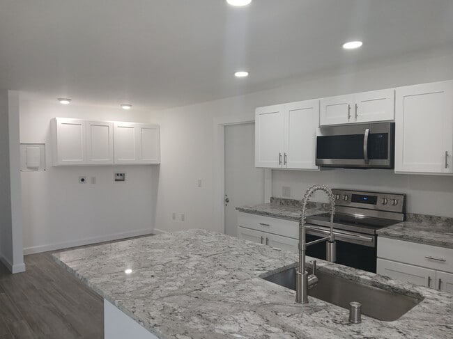 Building Photo - 309 Shore Rd