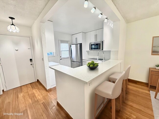 Building Photo - 901 NE 14th Ave Unit 104