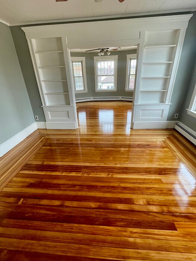 Double Parlour - 576 Providence St Unidad #3