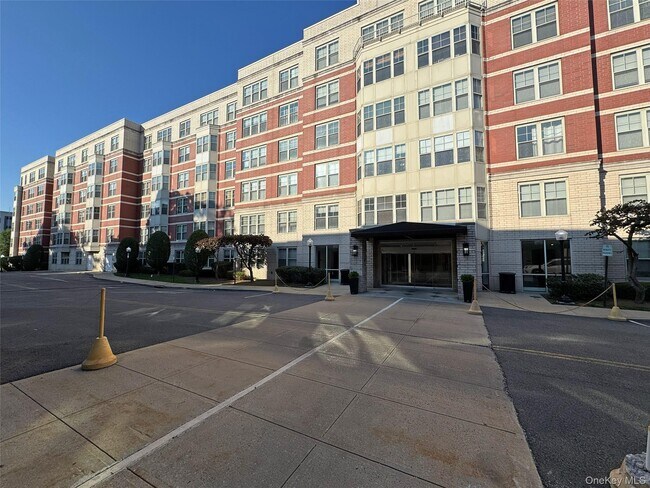 Photo - 300 Mamaroneck Ave Unidad #819