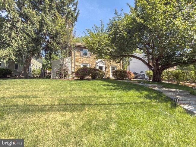 Building Photo - 8403 Bradmoor Dr