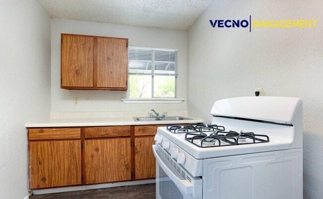 Photo - 102 E Cheryl Dr