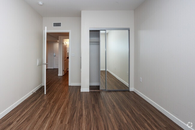 1BR, 1BA - 662SF - Bedroom