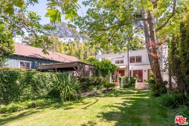 Building Photo - 344 Entrada Dr