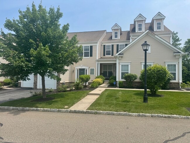 Spacious 3BR/2.5BA Townhome in Desirable B... - Spacious 3BR/2.5BA Townhome in Desirable B...