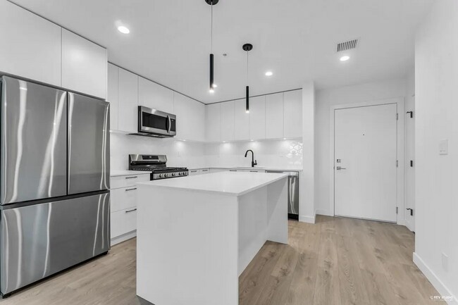 Photo - 8353 200A St