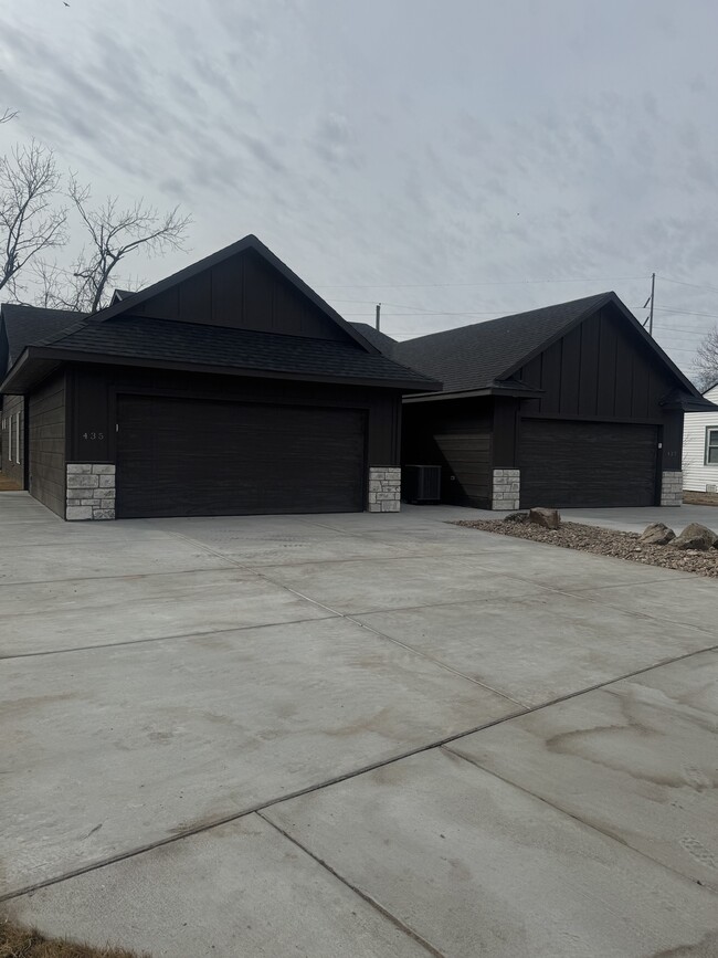 Building Photo - 435 W 3rd St