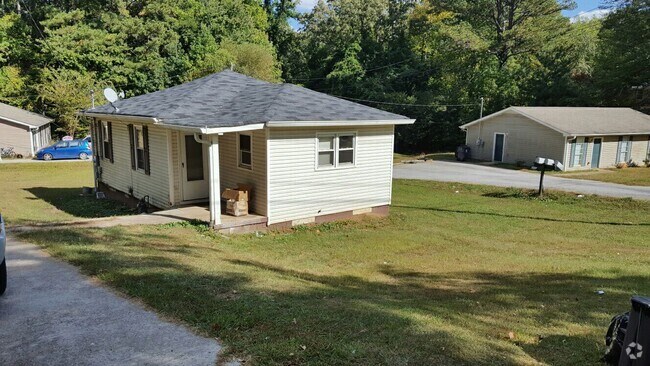 3 bedroom 1 bath house - 341 Fern St Rental