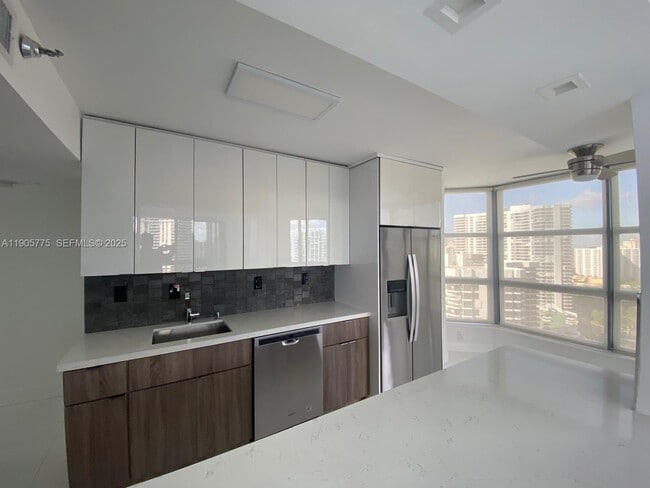 Building Photo - 19101 Mystic Pointe Dr Unit 2306