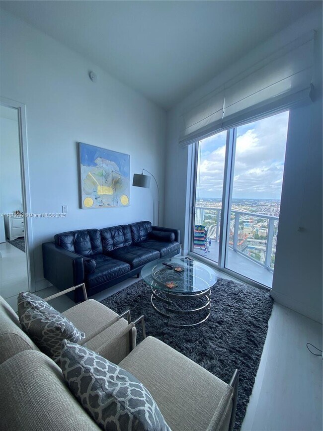 Photo - 185 SW 7th St Unidad 4405