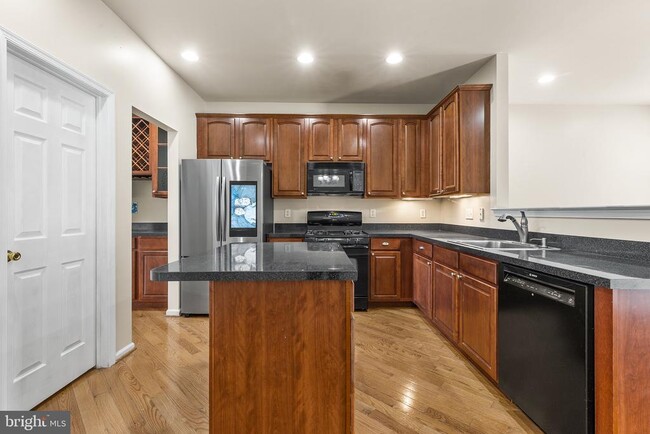 Photo - 271 Yorktown Ct