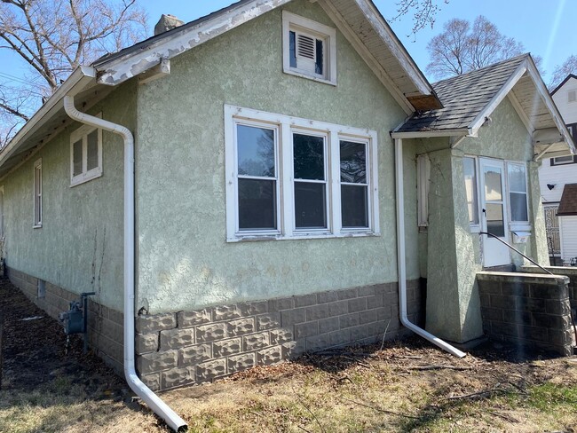 Photo - 2 bed 1 bath house $995