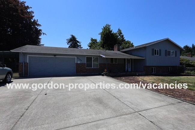 Photo - SE Molt St - Milwaukie mid-century split l...