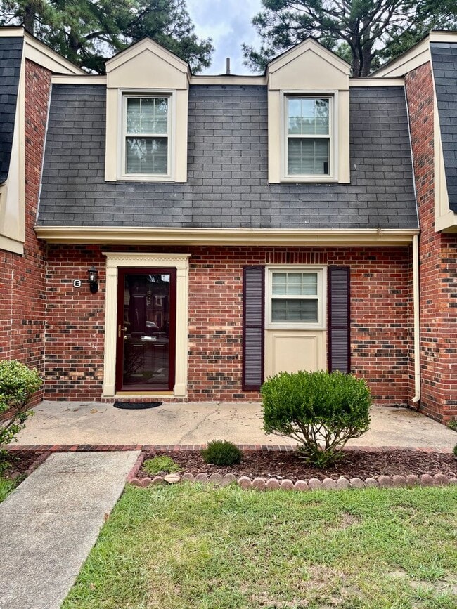 Building Photo - 3 bedroom / 1.5 bathroom townhome- Courtho...