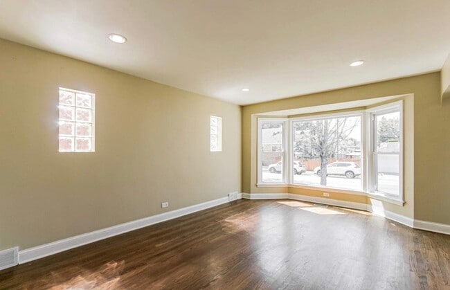 6042 W Bryn Mawr Ave