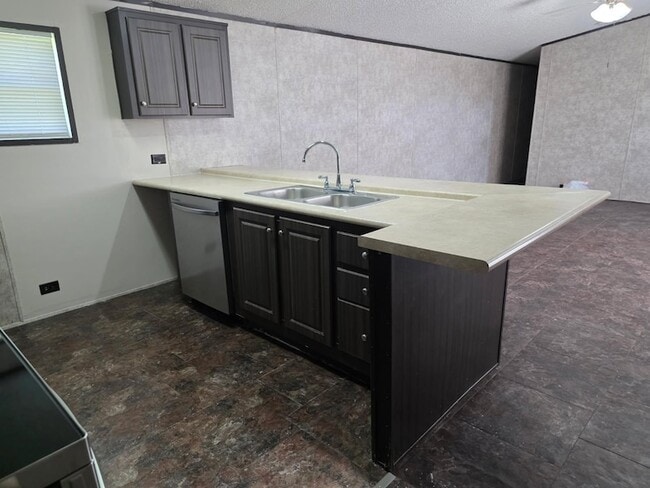 675-5604 Corner