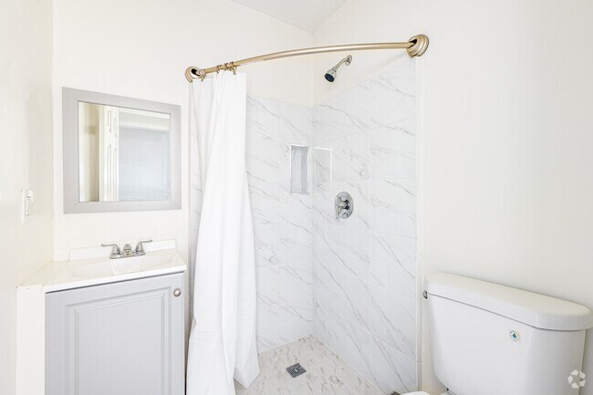 3BR, 2BA - 675SF - Second Bathroom