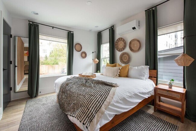 Photo - 542 Boulevard Pl NE