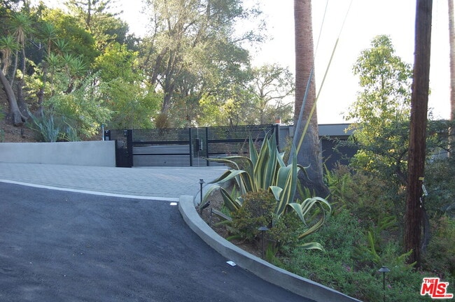 14513 Mulholland Dr