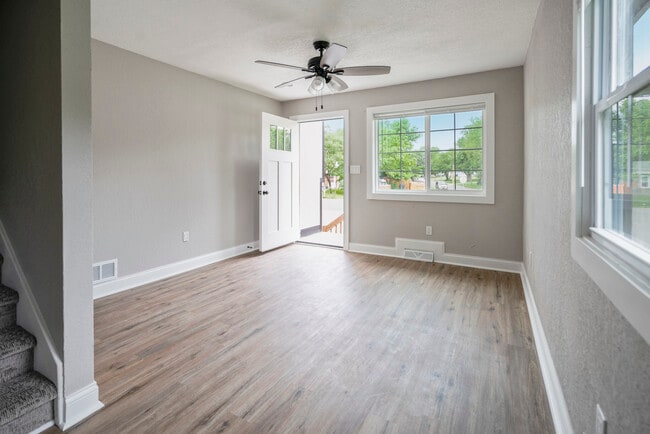 Vista de la sala de estar desde el comedor - 501 N Monroe St