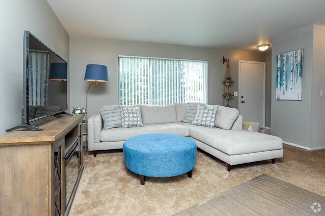 2BR, 1BA - 900 SF