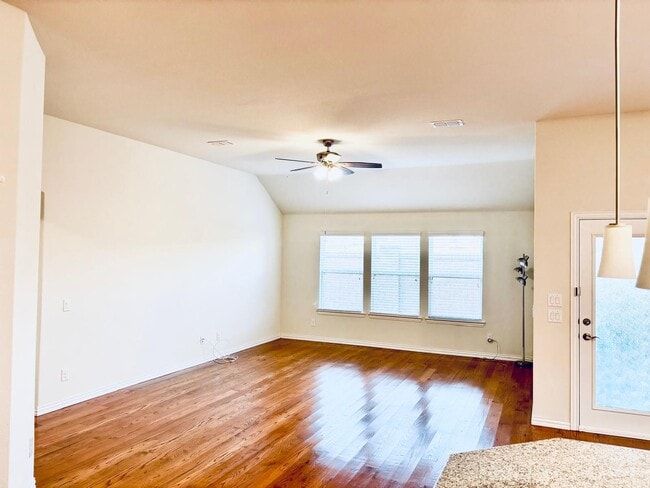 Photo - 105 Hanover Trl