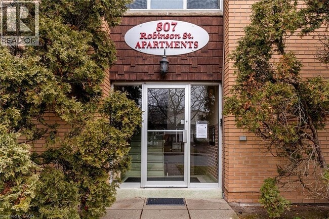 Photo - 807 Robinson St Unité B