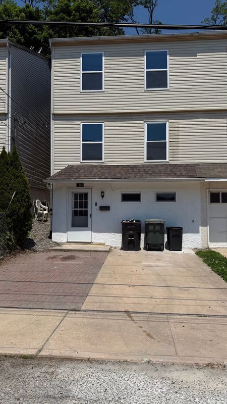Building Photo - 845 Poplar St