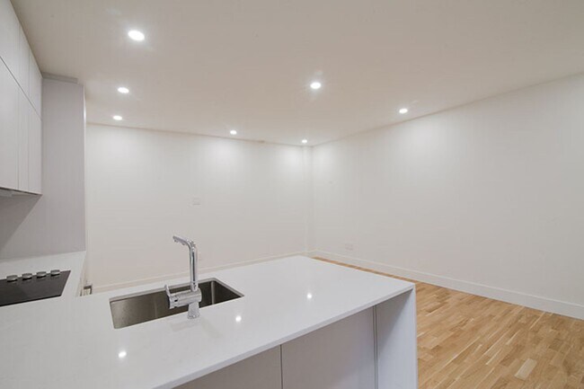 Photo - 2100 Rue du Fort Unit 206