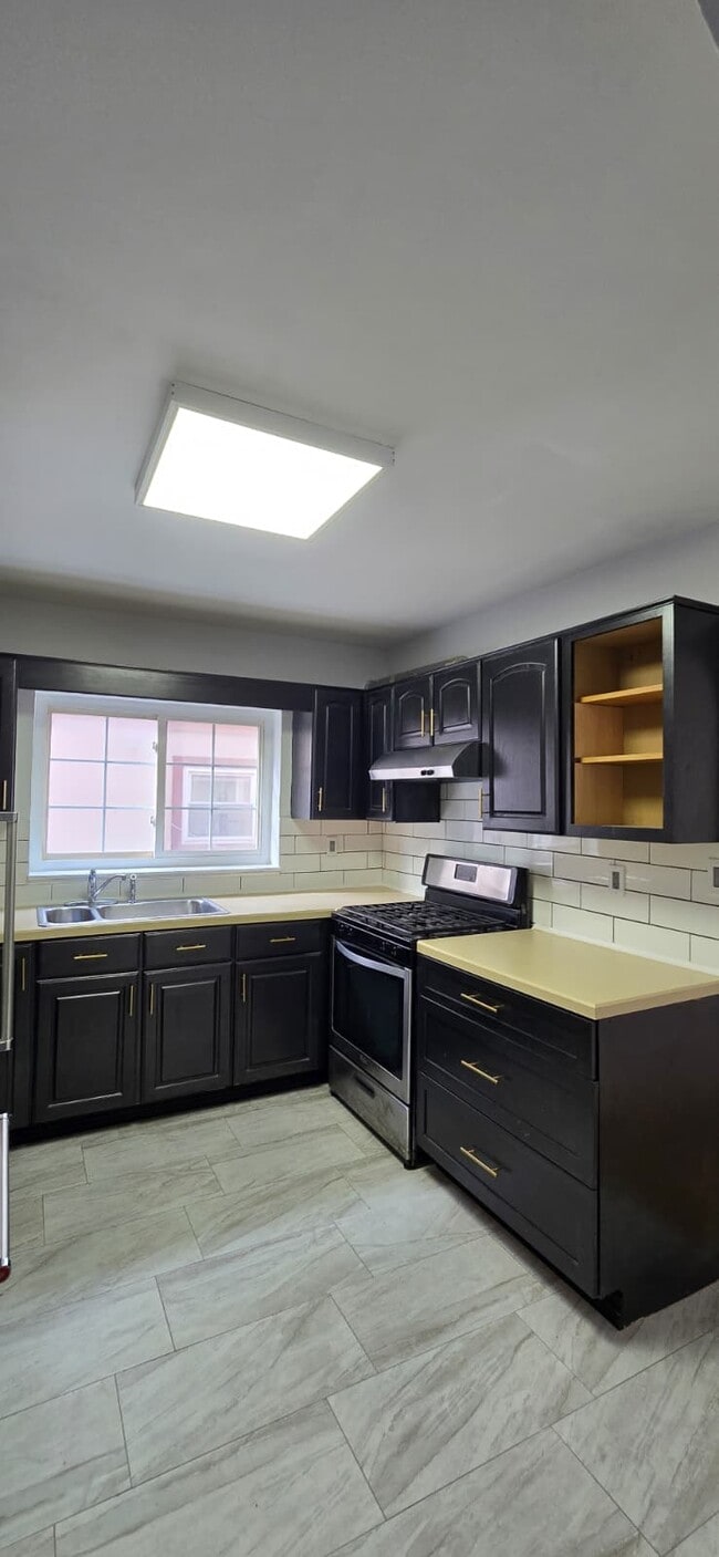 Building Photo - 1042 E 211th St Unit 1st Fl