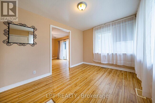 Photo - 206 Bayview Ave