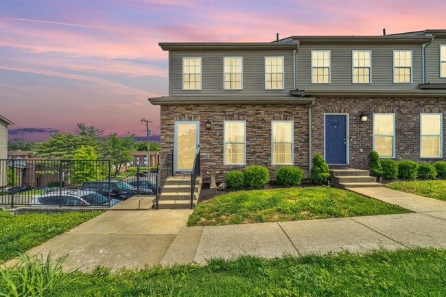 Building Photo - Great End-Unit Townhome with upgrades galore!
