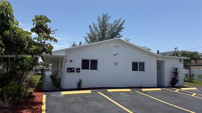 Building Photo - 842 SW 2nd St Unit A