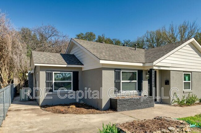 Photo - 636 Schieme St