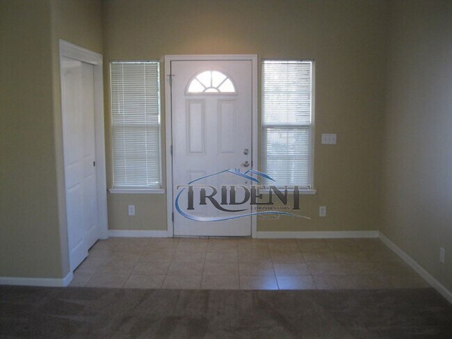 Photo - 406 Hetherington Cir