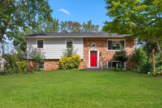 Building Photo - "Spacious 5-Bed Home with Granite Accents ...