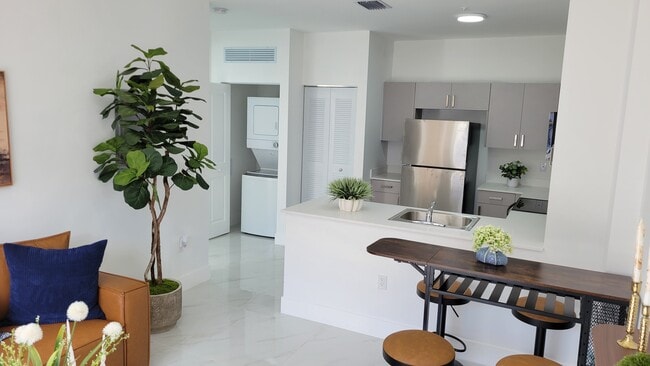 Building Photo - 1380 W 30th St Unit B5