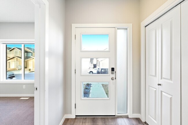 Photo - 3527 6 Ave SW