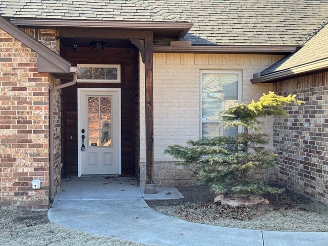 Photo - Spacious & Modern Home - 10 Minutes from Tinker AFB!