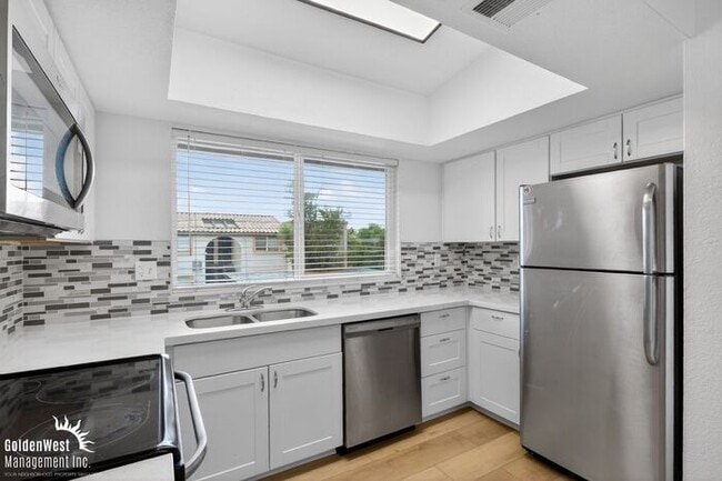 Stylish 2Bdm 2Ba Apartment with Fireplace in Phoenix - MI Special!