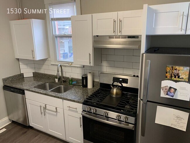Photo - 1530 Summit St