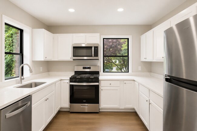 Building Photo - 2026 Move-In Special – $500 LEASE SIGNING BONUS!! Spacious 3BR Condo in Buena Vista – In-Unit Was... Unit 101